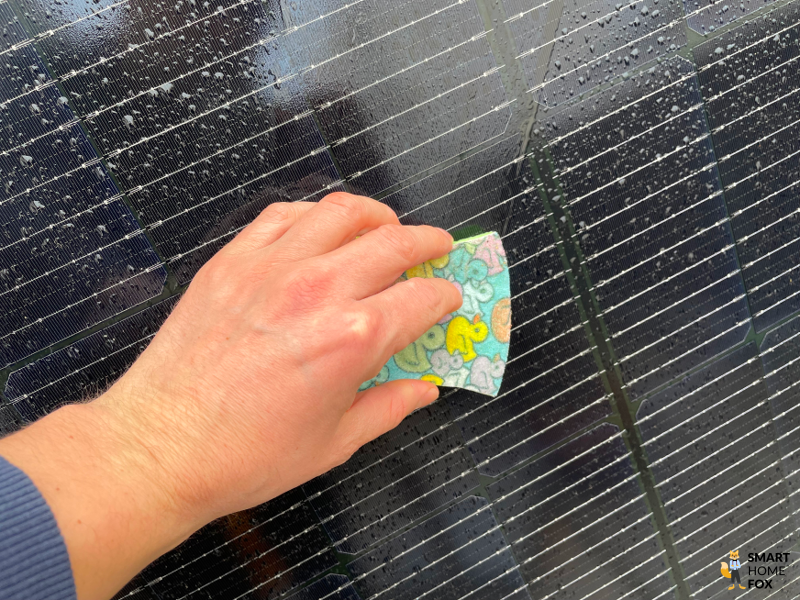 Solaranlage reinigen mit weichem Schwamm